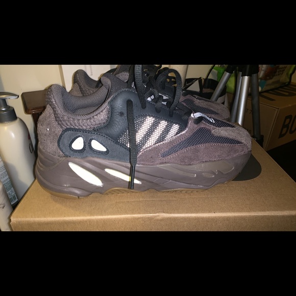 Yeezes size 7 - Picture 3 of 3